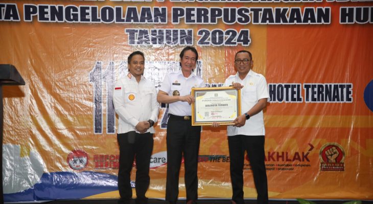 Wali Kota Ternate Terima Penghargaan Pembinaan dan Pengembangan Kelurahan Sadar Hukum