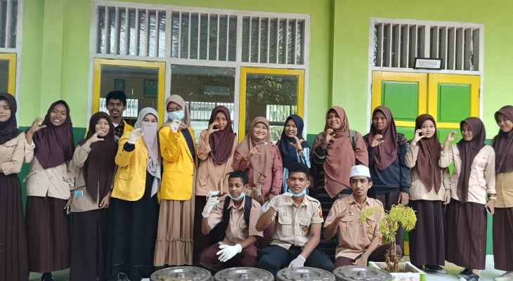 Keren, Dosen Unkhair dan Siswa SMA Alkhairat Ternate Olah Sampah Rumah Tangga Jadi Pupuk Organik