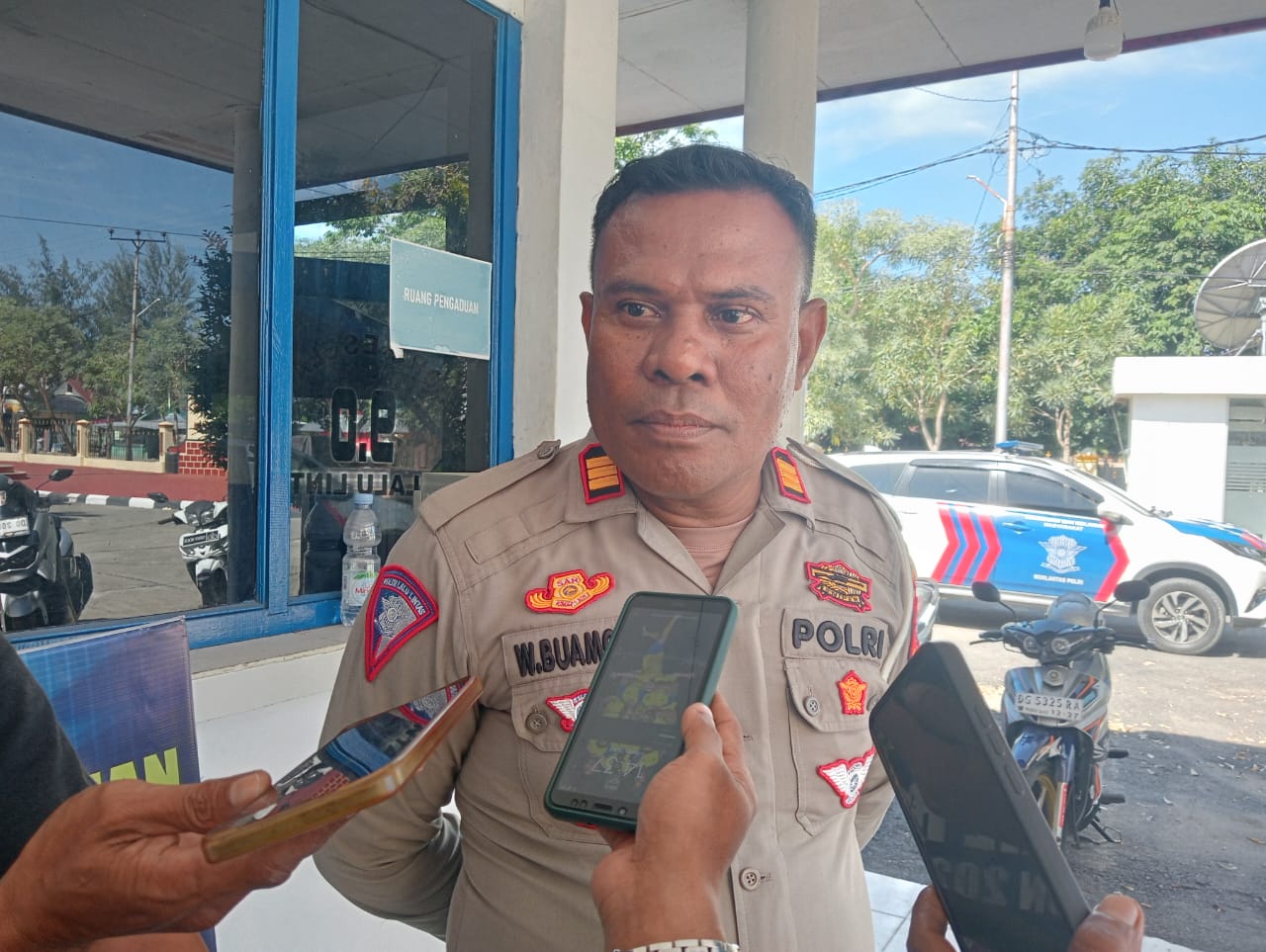 KP Walid Buamona saat diwawancarai sejumlah wartawan.(Foto: Hamdi/malutpost.com)