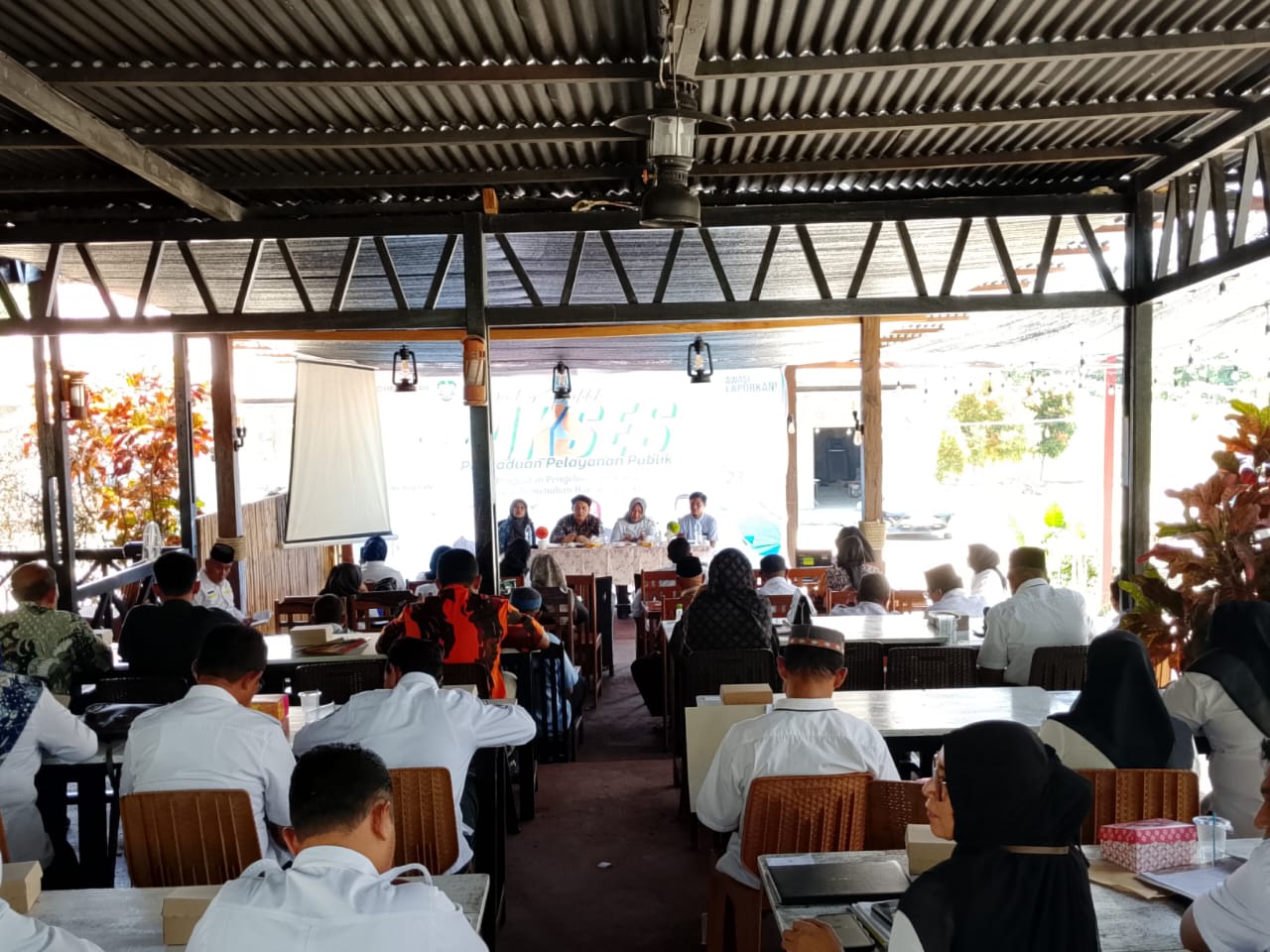 Dialog Publik Ombudsman RI Perwakilan Malut di Waibak Coffe.(Foto: Hamdi/malutpost.com)