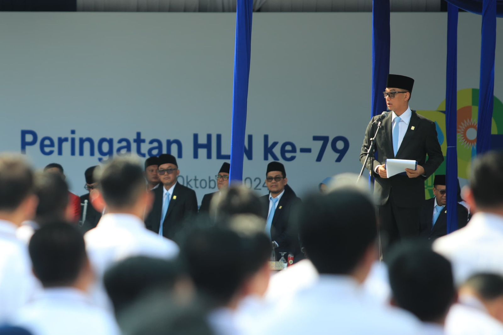Direktur Utama PT PLN (Persero) Darmawan Prasodjo saat memimpin apel pada upacara Hari Listrik Nasional.