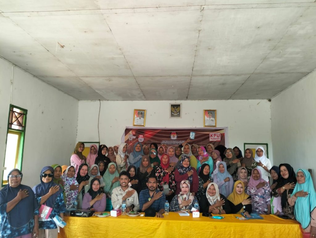 Foto Bersama kelompok perempuan usai gelar sosialisasi