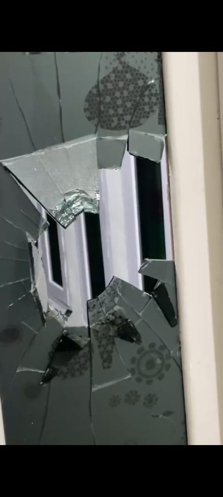 Salah satu kaca rumah pecah