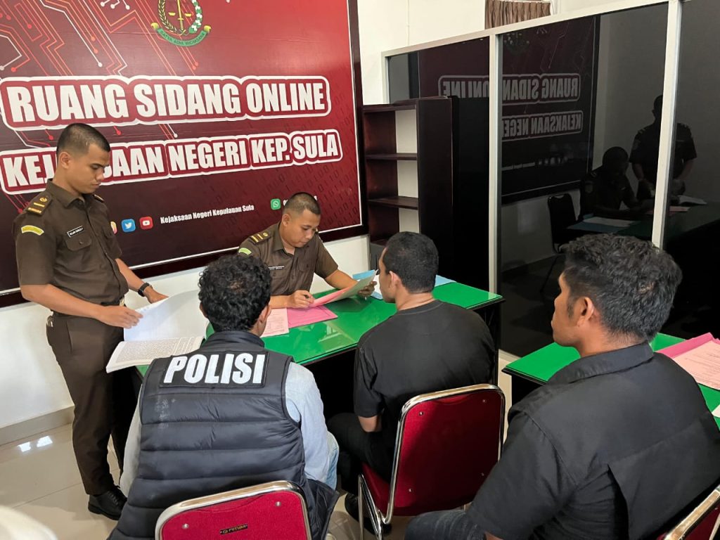 Penyidik Sat Reskrim saat menyerahkan tersangka kasus pencurian sapi ke Kejari Kepulauan Sula.