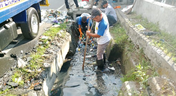 Tim Task Force Dinas PUPR Ternate Bersihkan Sampah Saluran dan ‘Barangka’