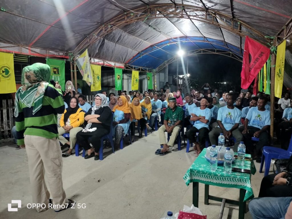 Pasangan Citra - Utuh saat melaksanakan kampanye di Desa Samuya kecamatan Taliabu Timur