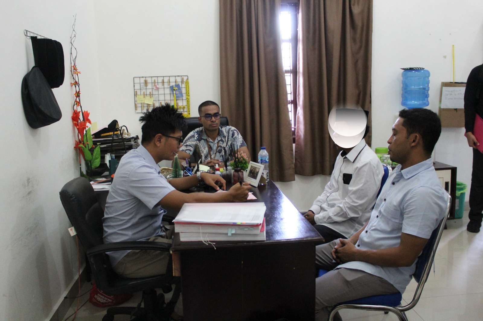 Tersangka didampingi kuasa hukum saat diserahkan ke Kejari Kepulauan Sula.(Foto: Istimewa)