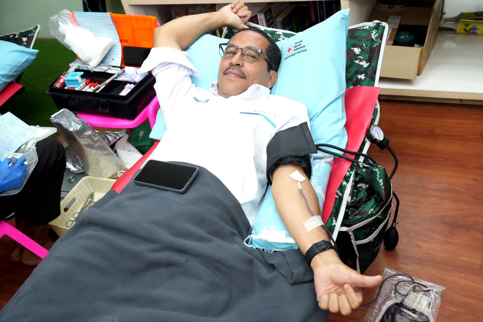 PT PLN (Persero) Unit Induk Pembangunan Maluku dan Papua (UIP MPA) menggelar kegiatan Aksi Donor Darah dalam rangka Hari Listrik Nasional ke-79 dan Hari Sumpah Pemuda Tahun 2024.