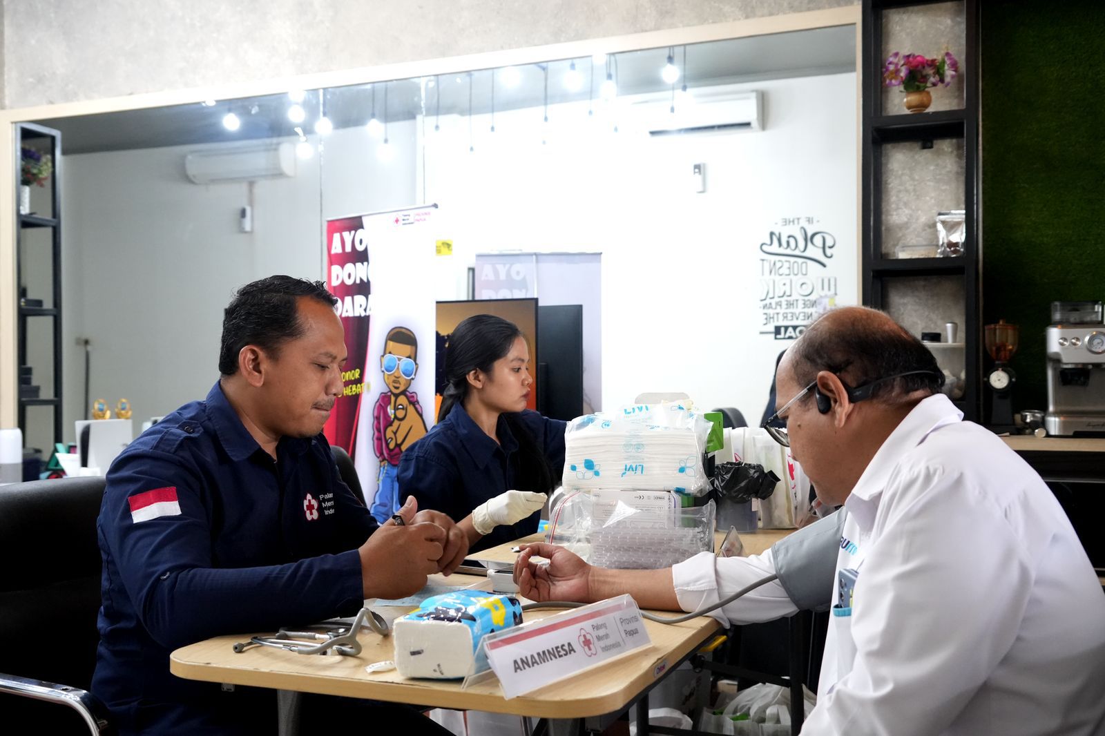 Peserta memeriksa tekanan darah sebelum melakukan donor darah.