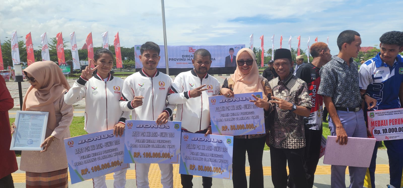 JADI MOTIVASI: Dua atlet peraih medali perunggu bersama pelatih menerima bonus dari Pemerintah Provinsi