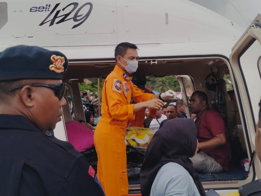 Jenazah Benny Laos bersama istri saat berada di Helikopter