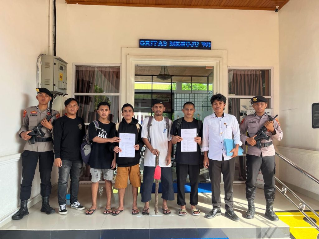 Keempat tersangka kasus pengeroyokan hingga meninggal saat diserahkan ke Kejari Kepulauan Sula.(Foto: Sat Reskrim Sula)