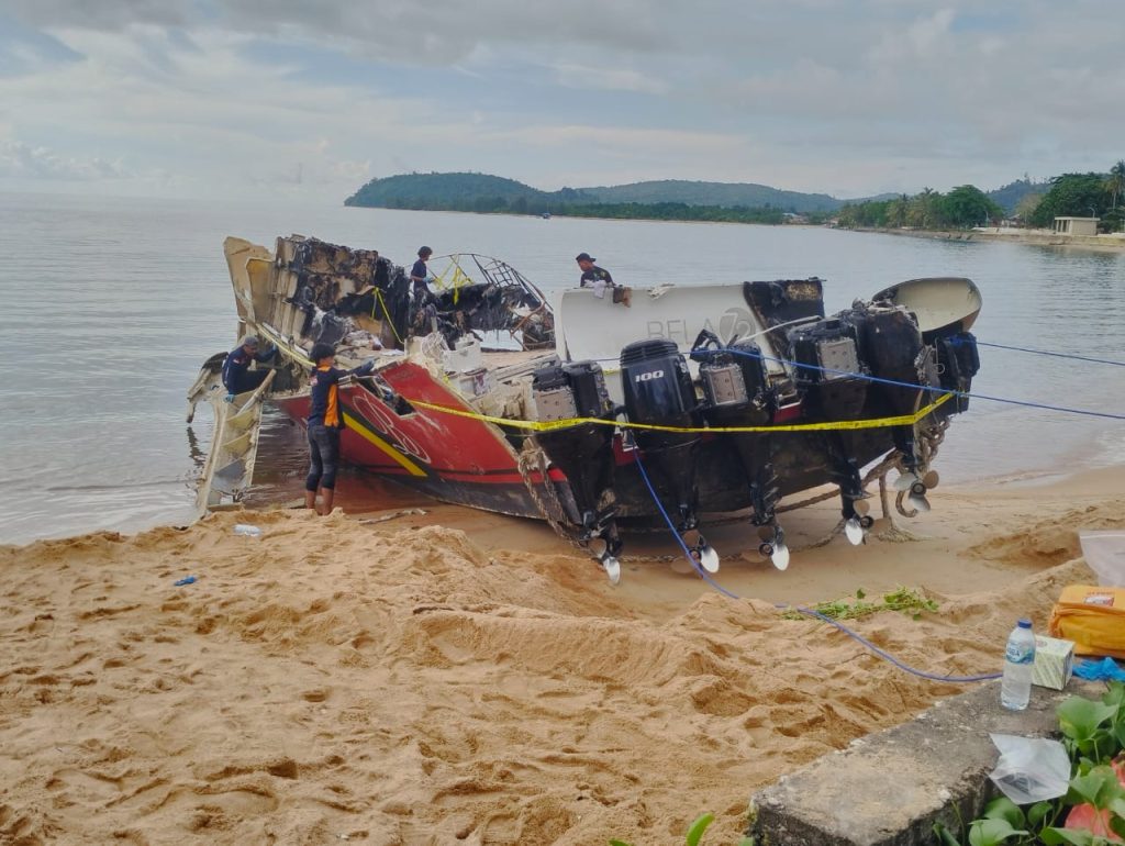 Kegiatan Olah TKP di Lokasi Kebakaran Speedboat Bela 72. (Foto: Sukasno Sangaji/malutpost.com).