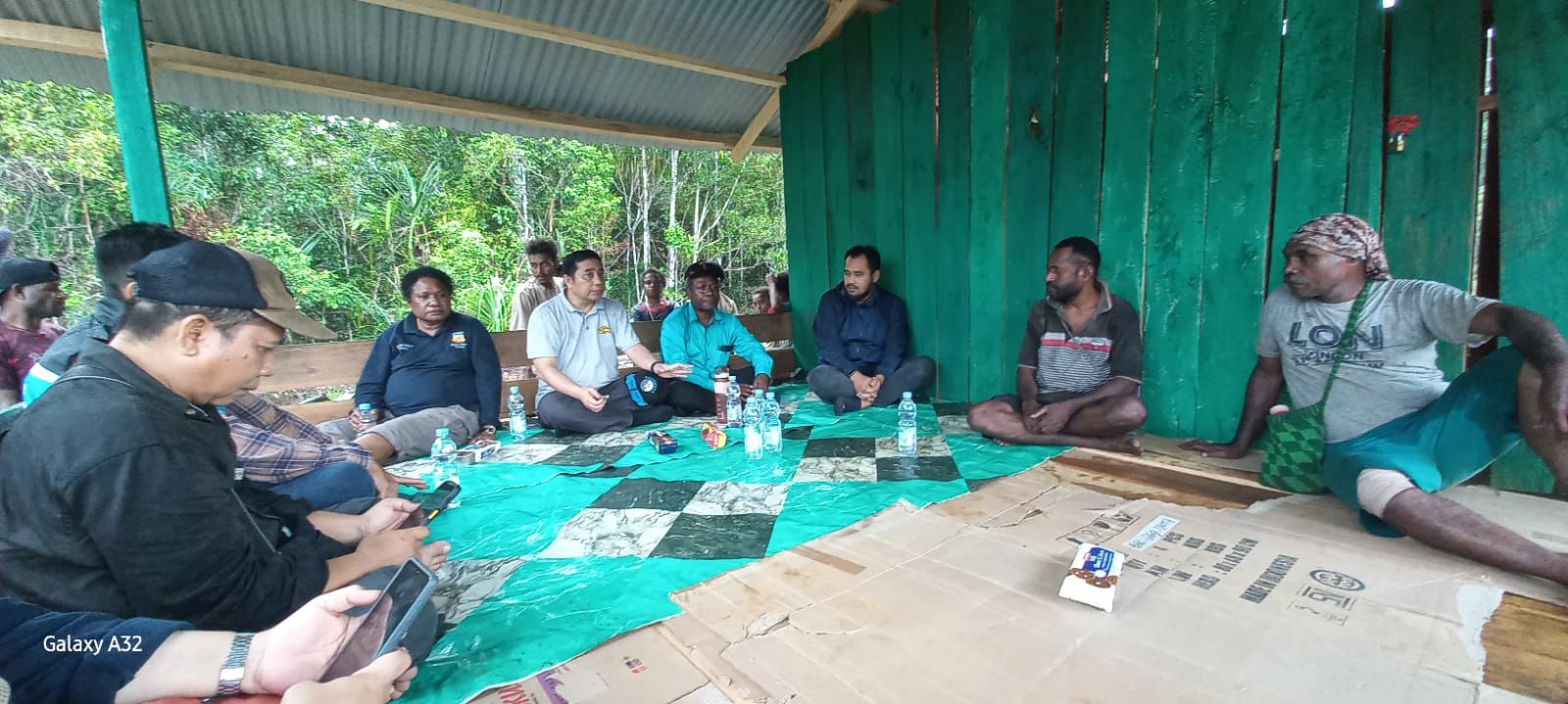 Kegiatan rehabilitasi DAS yang dilakukan PLN dengan menanam pohon.