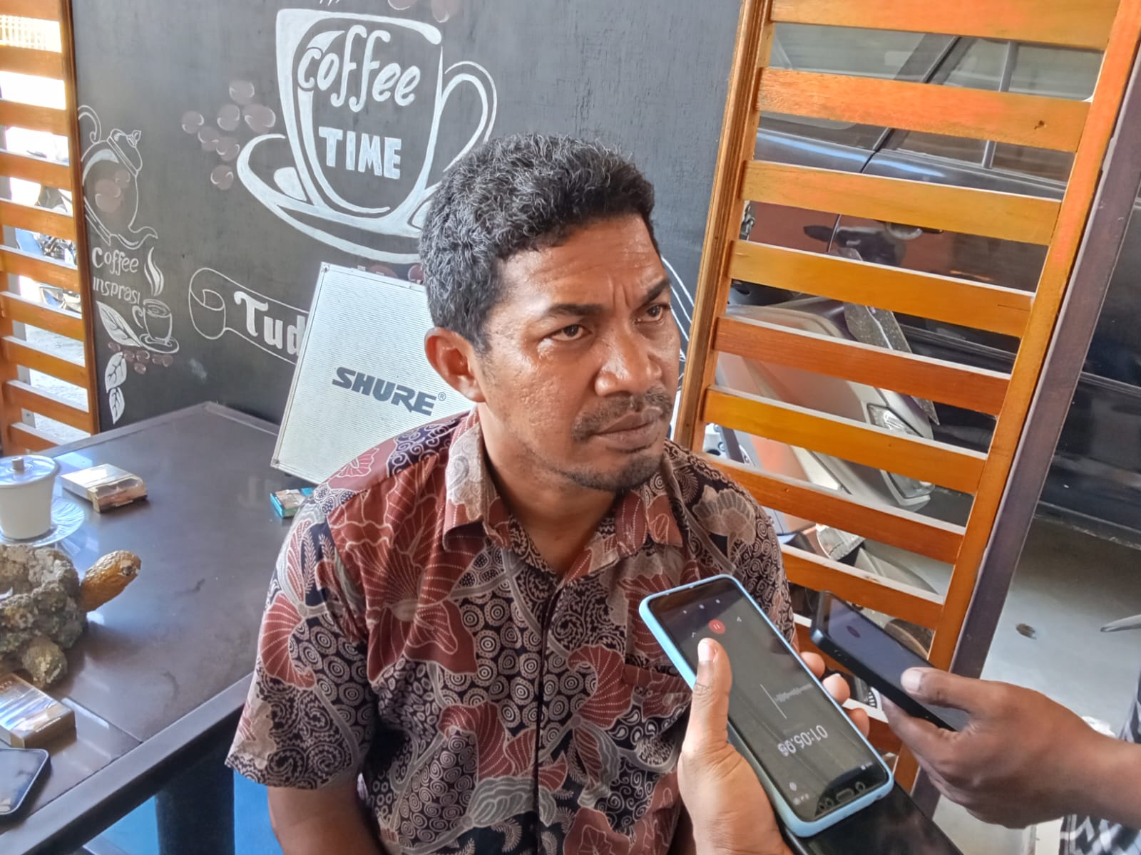 Ketua KPU Kepulauan Sula, Risman Buamona.(Foto: Hamdi/malutpost.com)