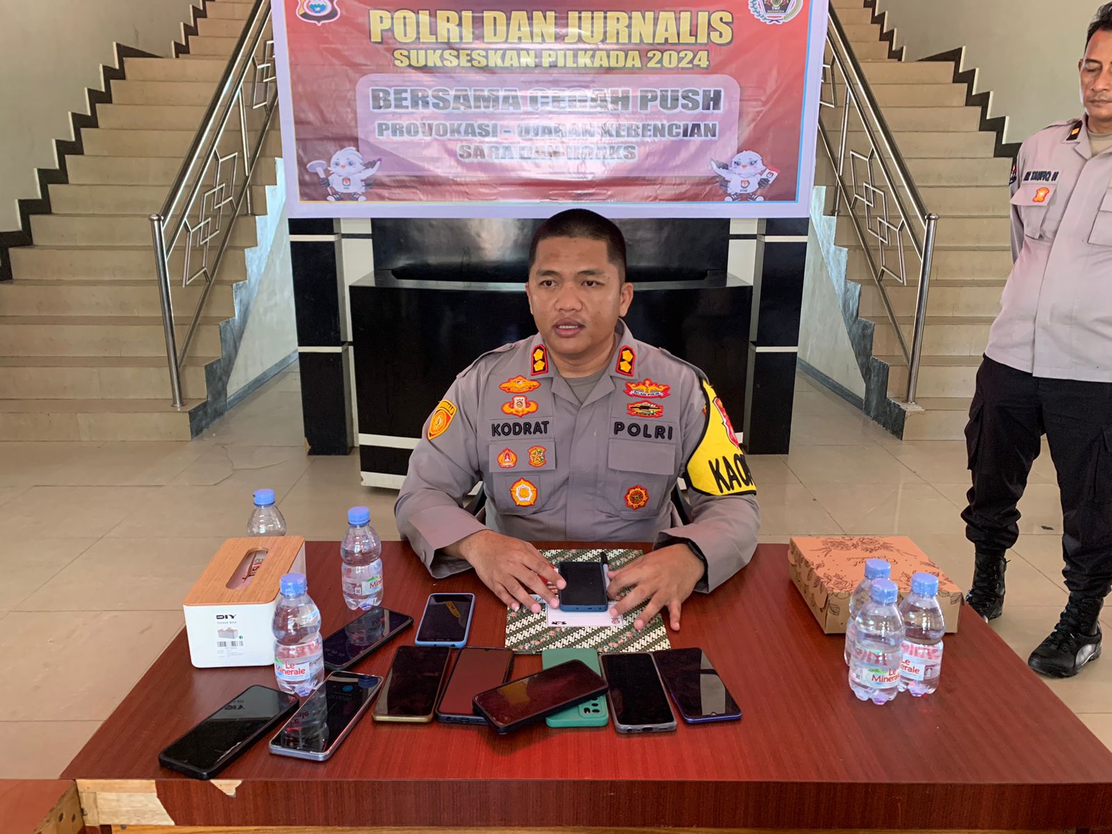 Kodrat Muh Hartanto ketika di wawancarai sejumlah wartawan.(Foto: Hamdi/malutpost.com)