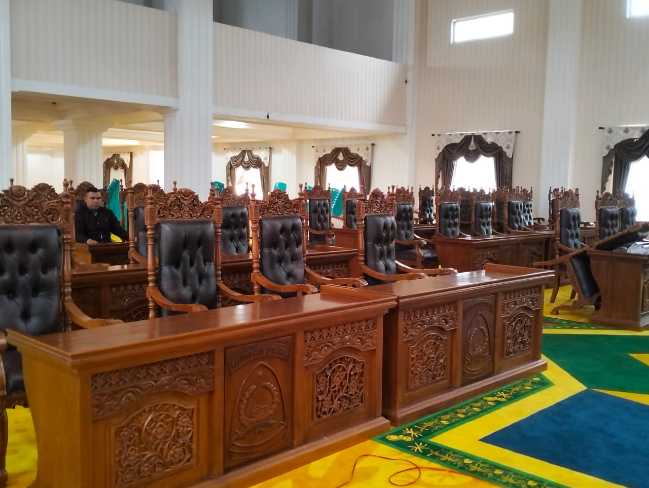 Kursi Kosong di Ruang Paripurna