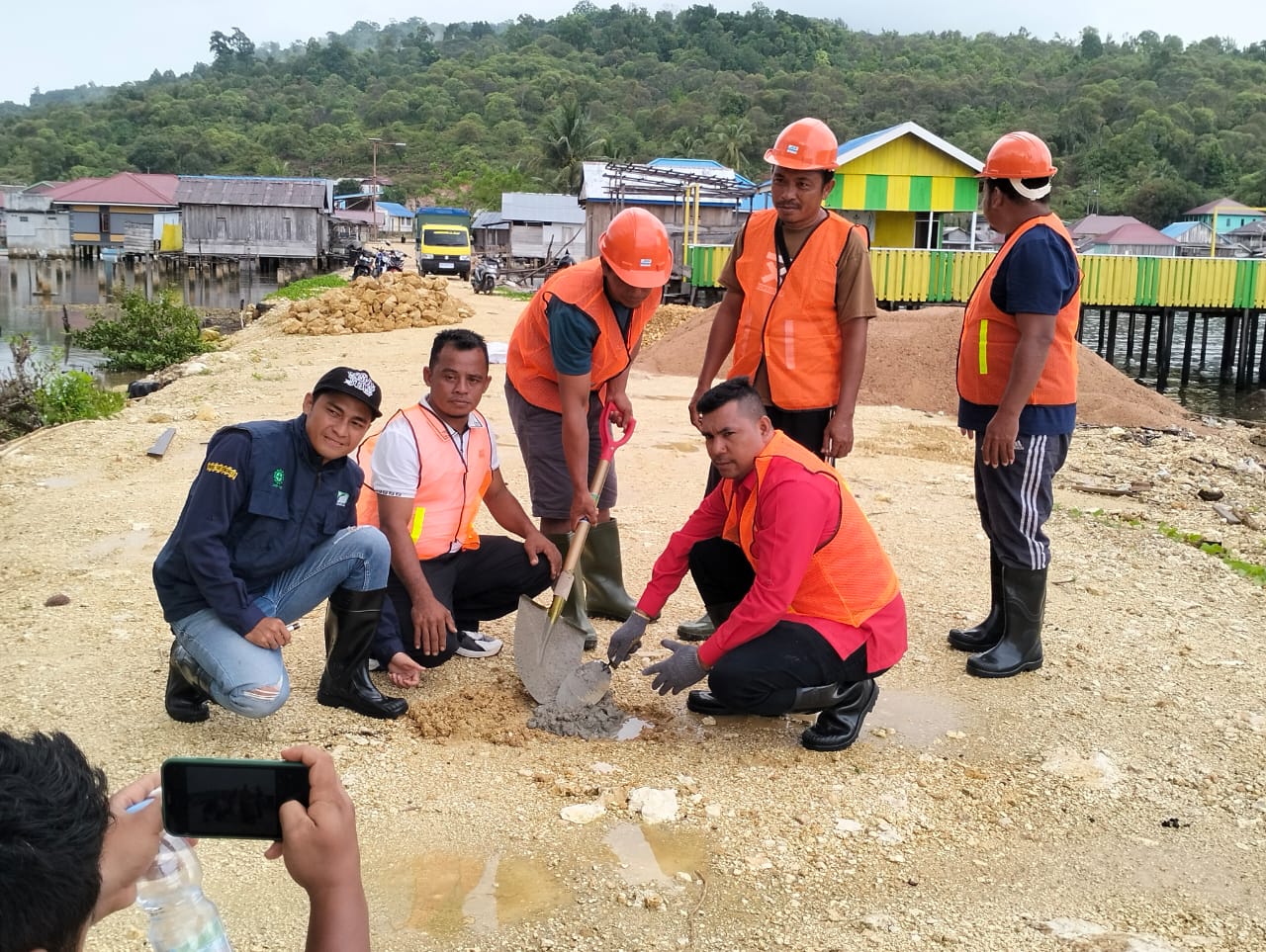 Peletakan Batu Pertama Pembangunan Jalan Beton di Desa Meranti Jaya
