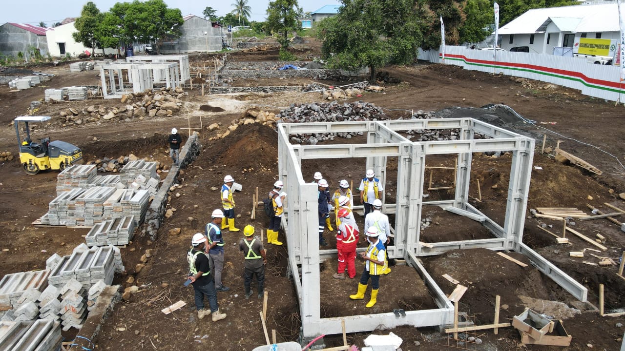 Pemasangan struktur rumah sudah dilakukan. Sruktur rumah yaitu kolom, balok dan slof yang pracetak sehingga tinggal di pasang.