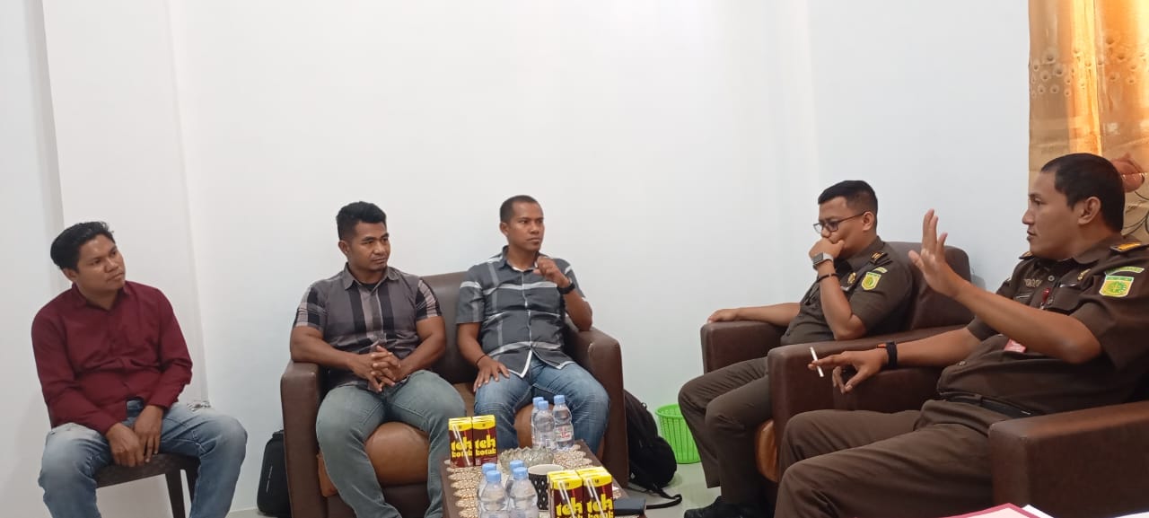 Penyidik Polres Pulau Taliabu saat menyerahkan berkas tersangka persetubuhan anak dibawa umur ke JPU
