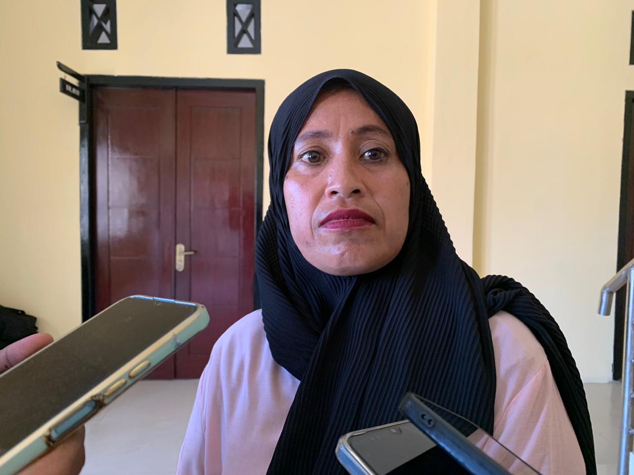 Rosita Umamit, Ibu dari salah satu pelaku pencabulan.(Foto: Hamdi/malutpost.com)