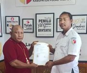 Salah satu staf Sekretariat Bawaslu Pulau Taliabu saat menerima laporan Ekmon Kabang