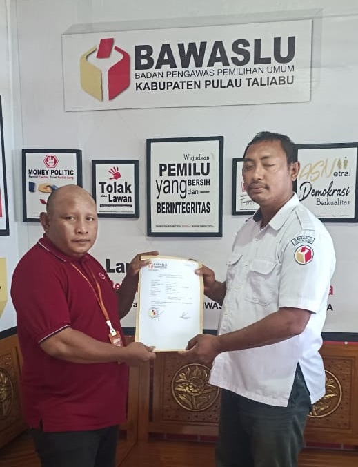 Salah satu staf Sekretariat Bawaslu Pulau Taliabu saat menerima laporan Ekmon Kabang