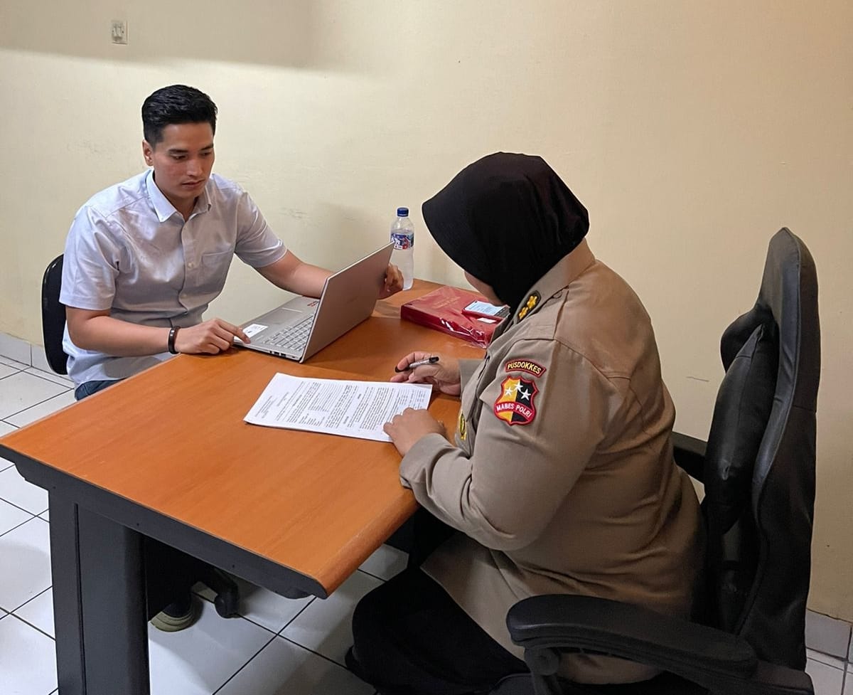 Sat Reskrim Polres Kepulauan Sula saat periksa dokter forensik.(Foto: Istimewa)
