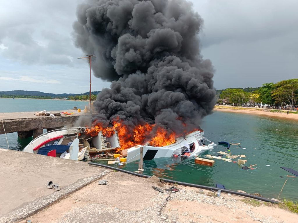 Speed Boat Bela 72 Terbakar di pelabuhan Bobong.