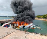 Speed Boat Bela 72 Terbakar di pelabuhan Bobong.