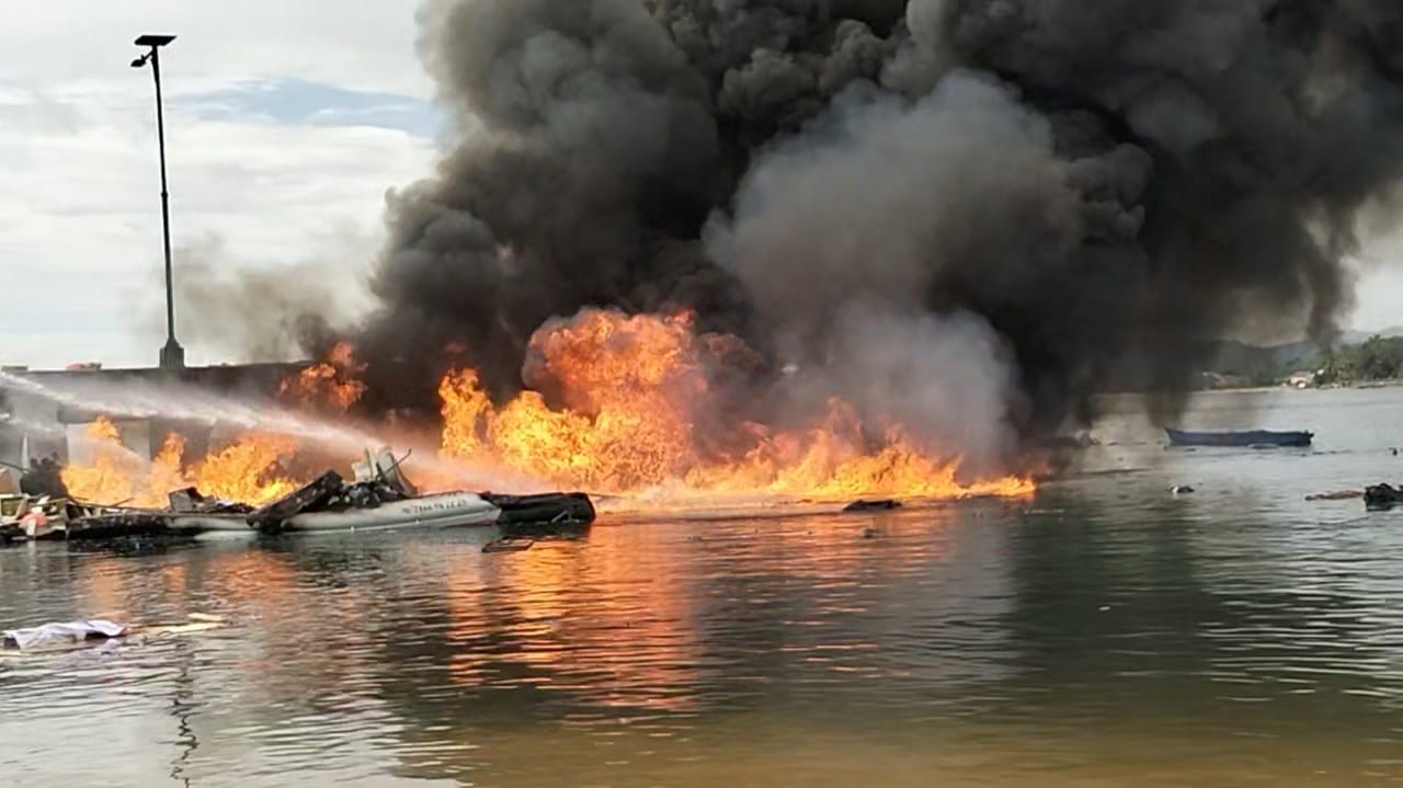 Speedboat terbakar. (Foto: Sukasno Sangaji/malutpost.com)