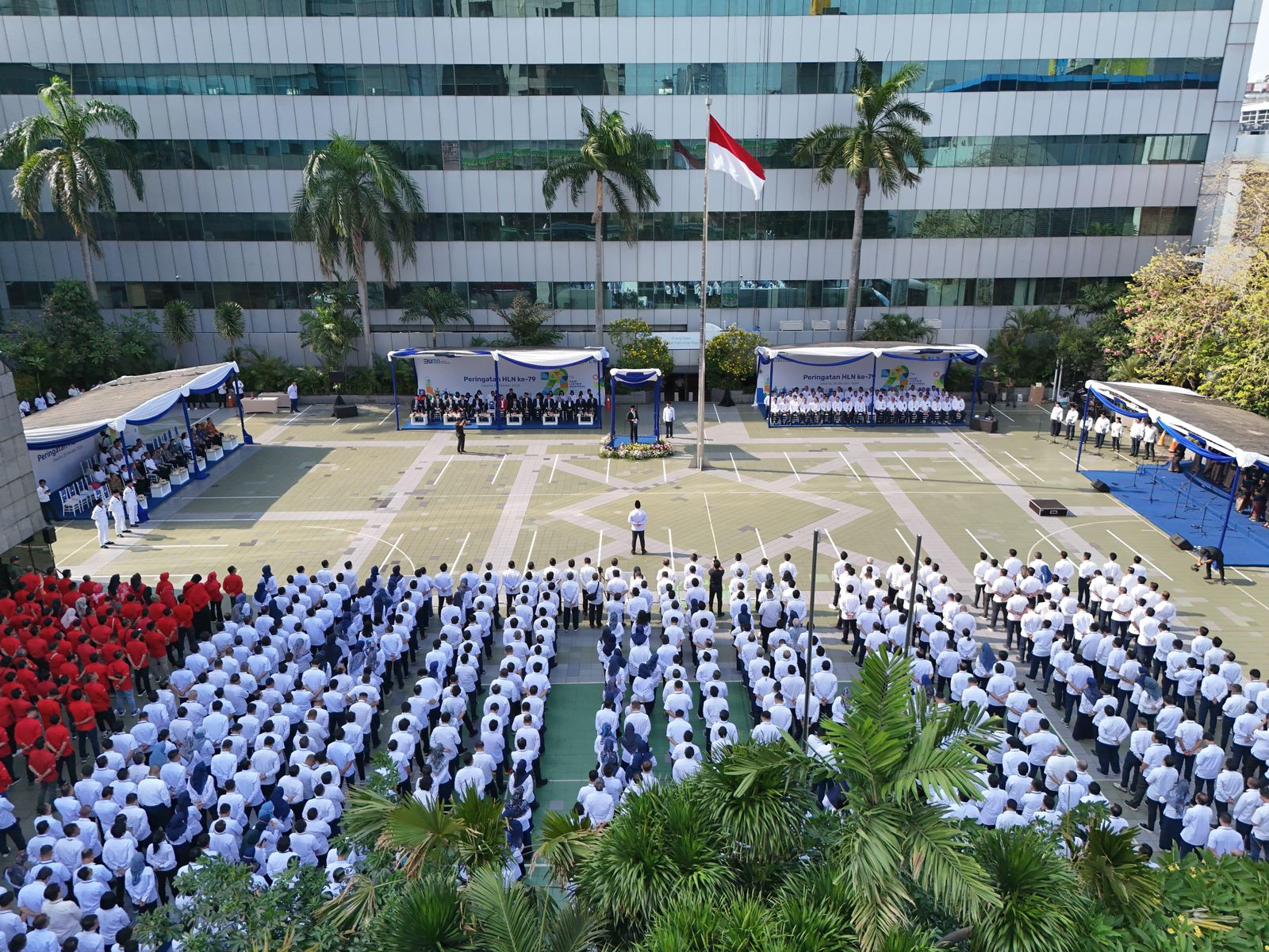 Upacara Hari Listrik Nasional ke-79 diikuti semua pegawai PLN di halaman kantor PLN.