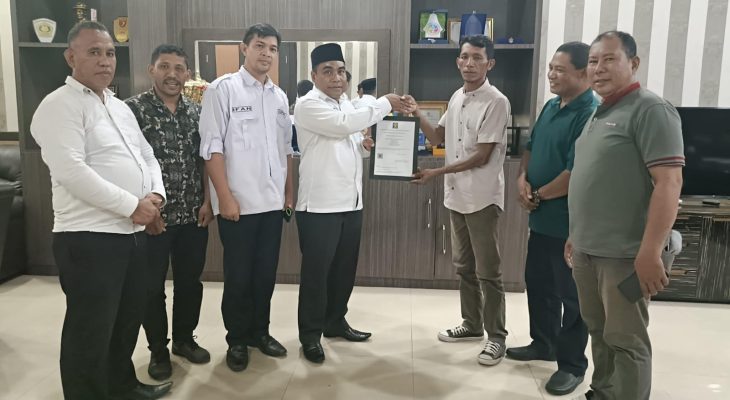 Bumdesa Makududara Sudah Berbadan Hukum, Pjs Bupati Halbar Serahkan Sertifikat