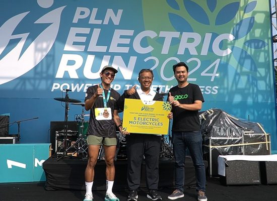 5 Pengemudi Ojol Prasejahtera Dapat Motor Listrik di PLN Electric Run 2024