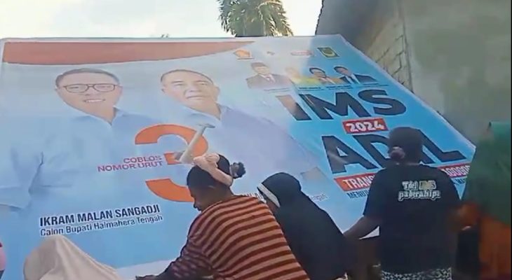 Emak-emak di Halmahera Tengah Antusias Pasang Baliho IMS-ADIL