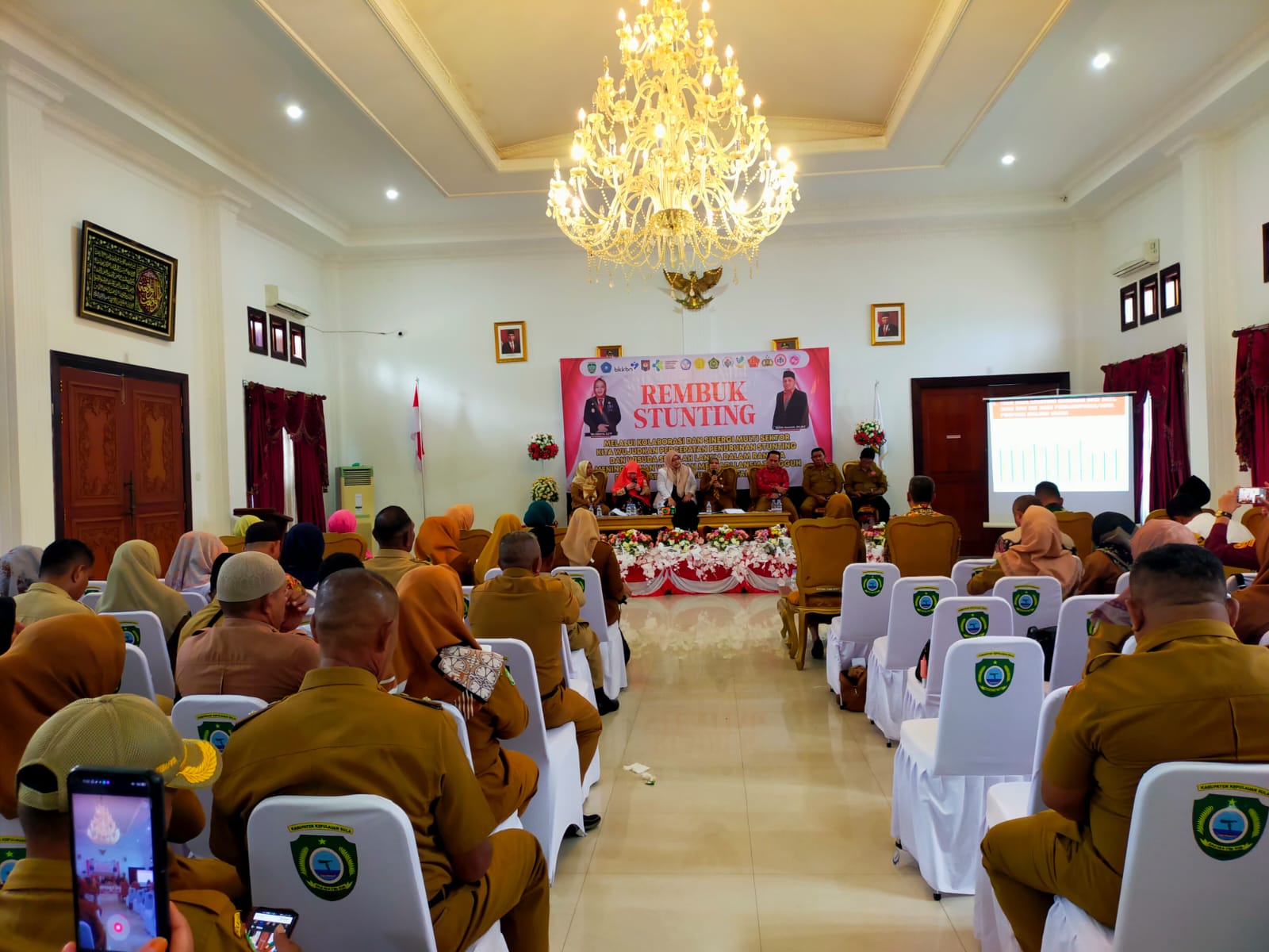 Pemda Sula saat rapat rembuk Stunting.(Foto: Hamdi/malutpost.com)