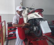 Bengkel AHASS melakukan servis motor Honda