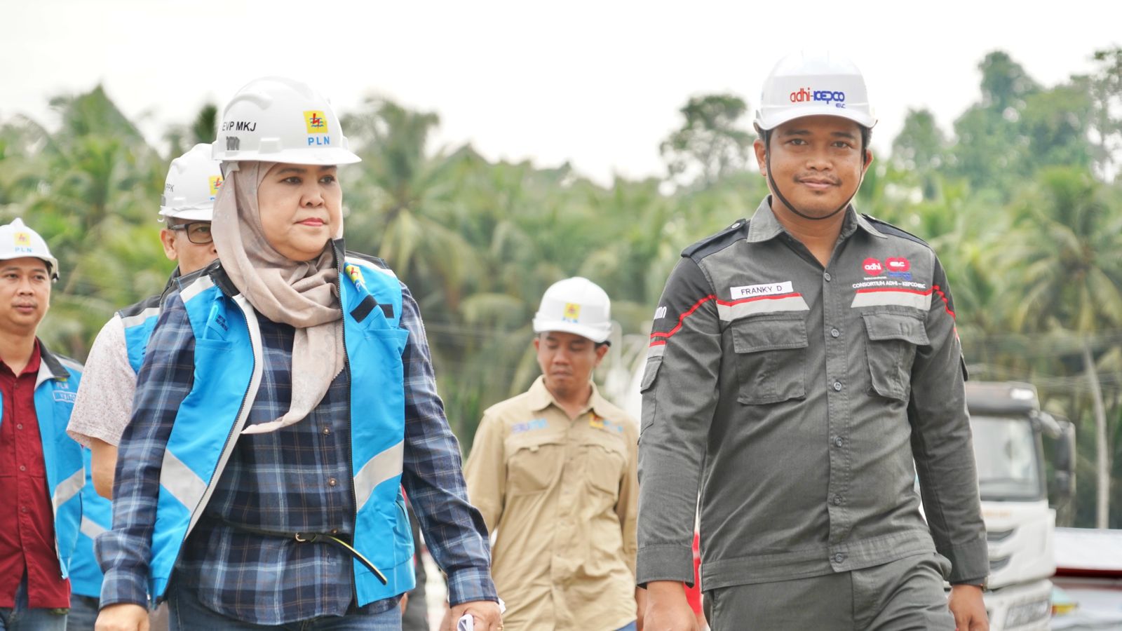 GM PLN UIP MPA Wisnu Kuntjoro Asi saat memantau proyek di Tobelo, Halmahera Utara