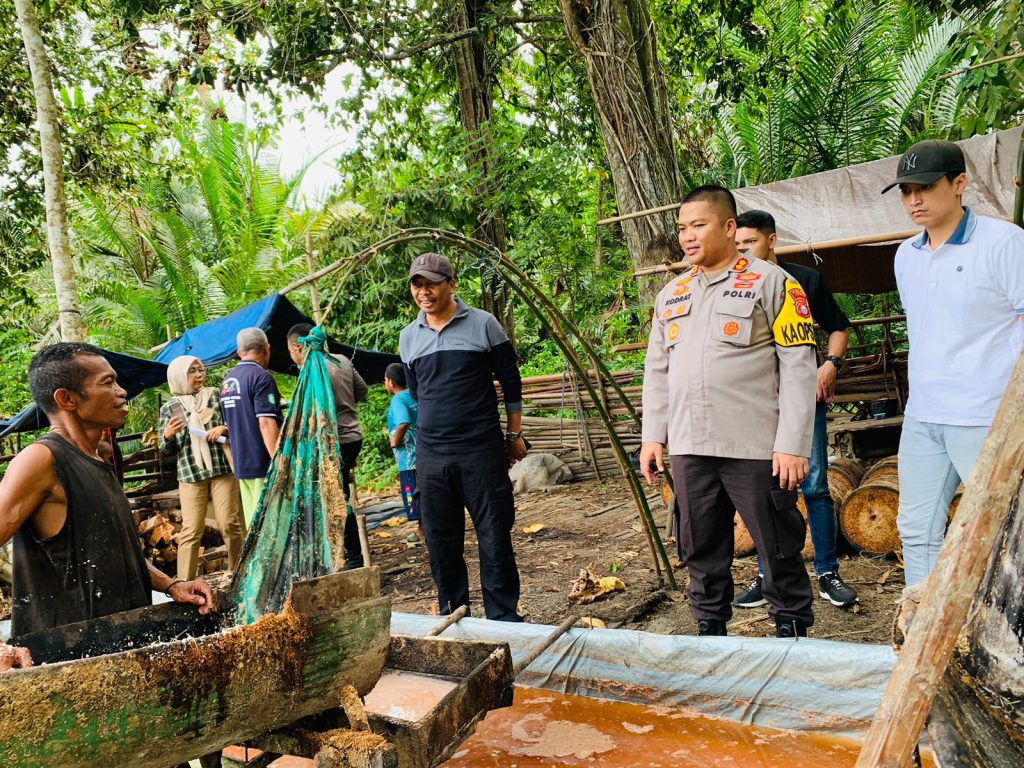 Kapolres Sula, AKBP Kodrat Muh Hartanto didampingi Kasat Reskrim, Iptu Rinaldi Anwar saat kunjungi petani sagu di Desa Fogi.(Foto: Istimewa)