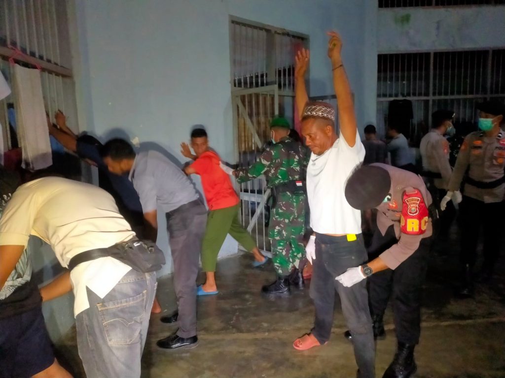 Petugas saat lakukan pemeriksaan terhadap warga binaan.(Foto: Istimewa)