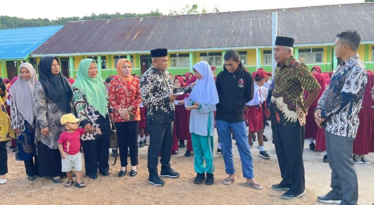 Kadis Pendidikan Taliabu Santuni Dua Anak Pemilik Rumah Terbakar