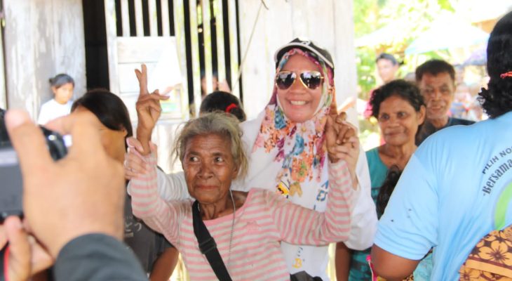 Nekat Terobos Sungai dan Hutan, Citra – Utuh Ingin Mendengar Langsung Keluhan Warga Pedalaman