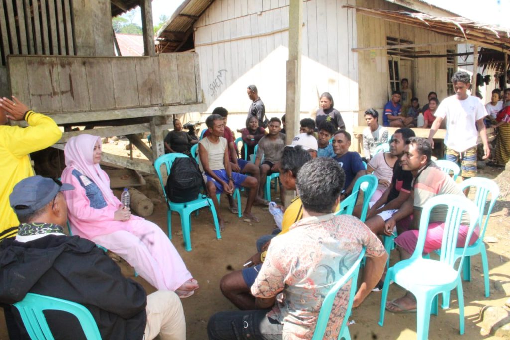 Citra - Utuh saat blusukan di beberapa Desa di Kaki Gunung di Kecamatan Tabona