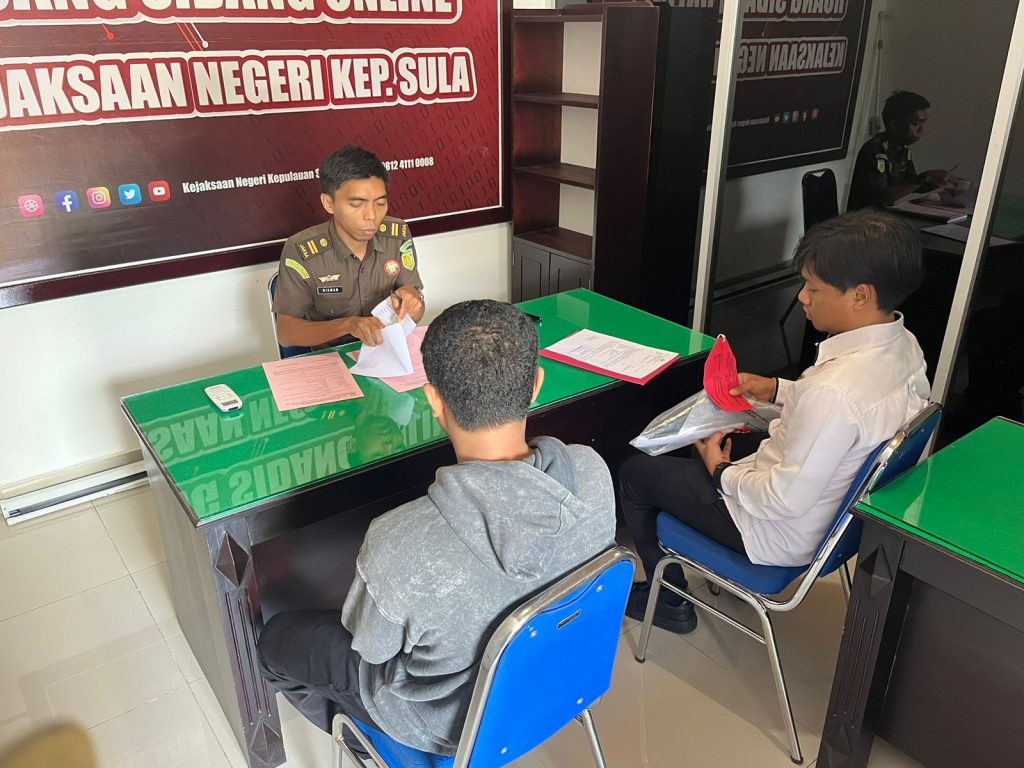 Penyidik Reskrim Polres Kepulauan Sula serahkan tersangka ke Kejari Kepulauan Sula.(Foto: Istimewa)