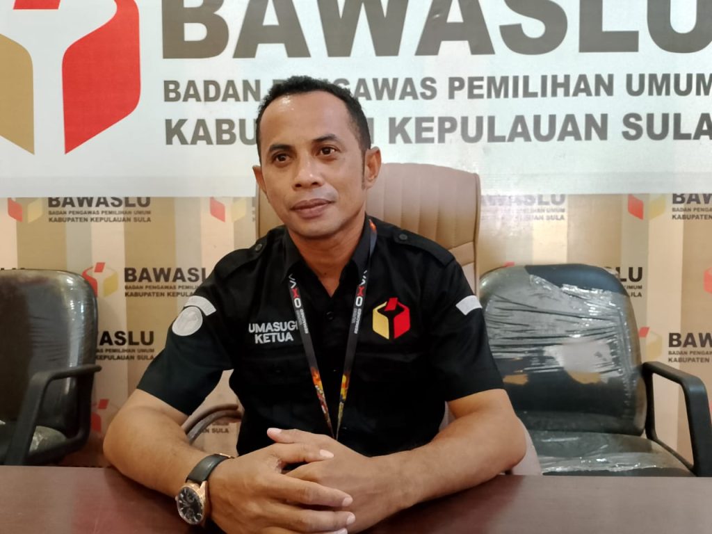 Ketua Bawaslu Kepulauan Sula, Ajuan Umasugi.(Foto: Hamdi/malutpost.com)