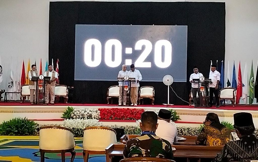 Tiga pasangan calon saat bersiap paparkan visi misi pada debat kedua