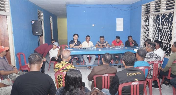 DPC PDIP Kepulauan Sula saat rapat bersama tim dan pendukung Paslon ISDA.(Foto: Hamdi/malutpost.com)