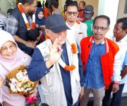 MK saat tiba di Bandara Emalamo Sanana.(Foto: Hamdi/malutpost.com)