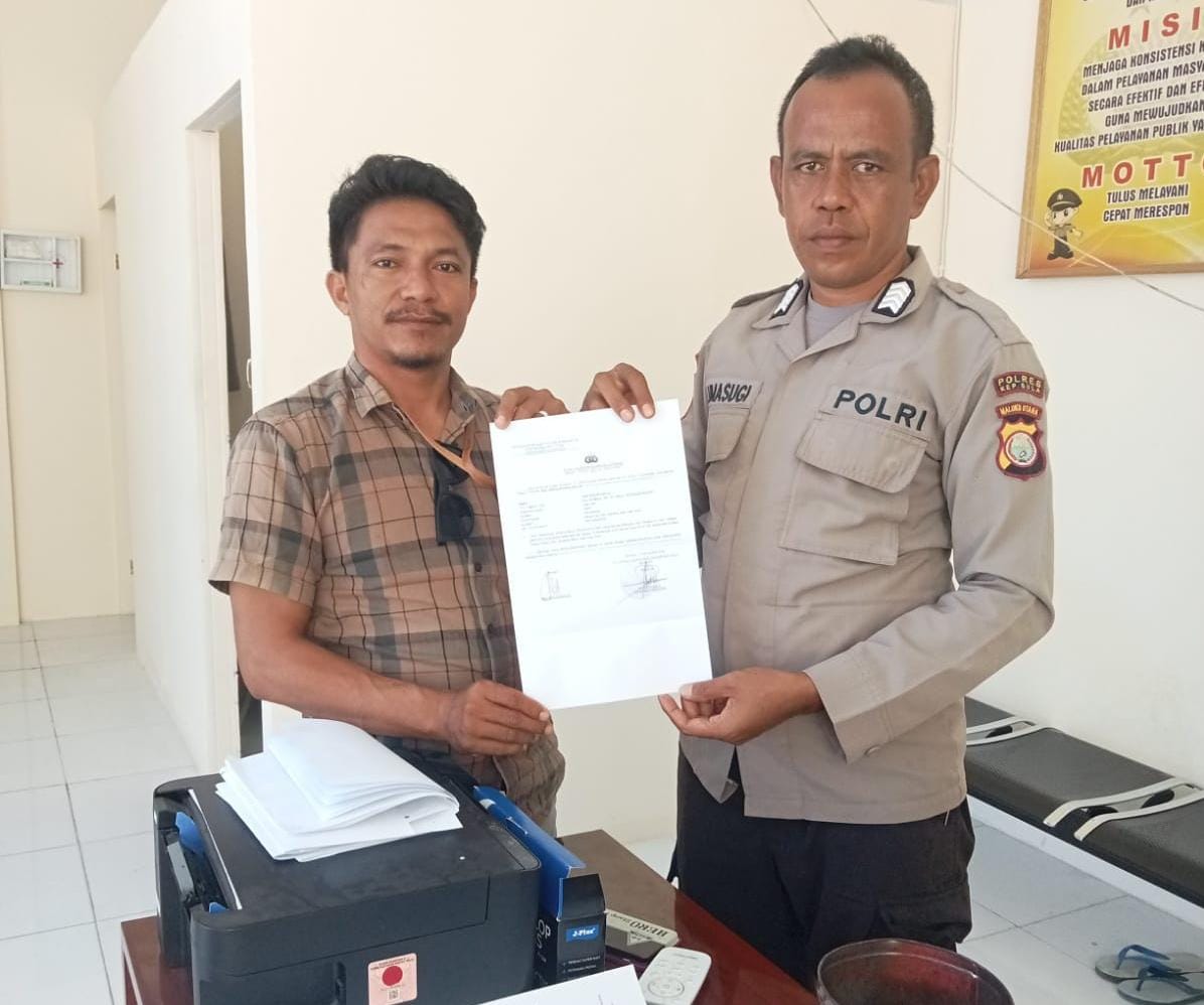 Tim Hukum FAM-SAH, Arman Kedafota saat melaporkan oknum Panwas Desa ke Polres Kepulauan Sula.(Foto: istimewa)
