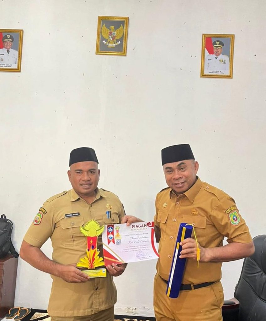 Kepala Dinas Pendidikan, Haruna Masuku menerima Penghargaan yang diserahkan oleh Sekretaris Daerah, Salim Ganiru